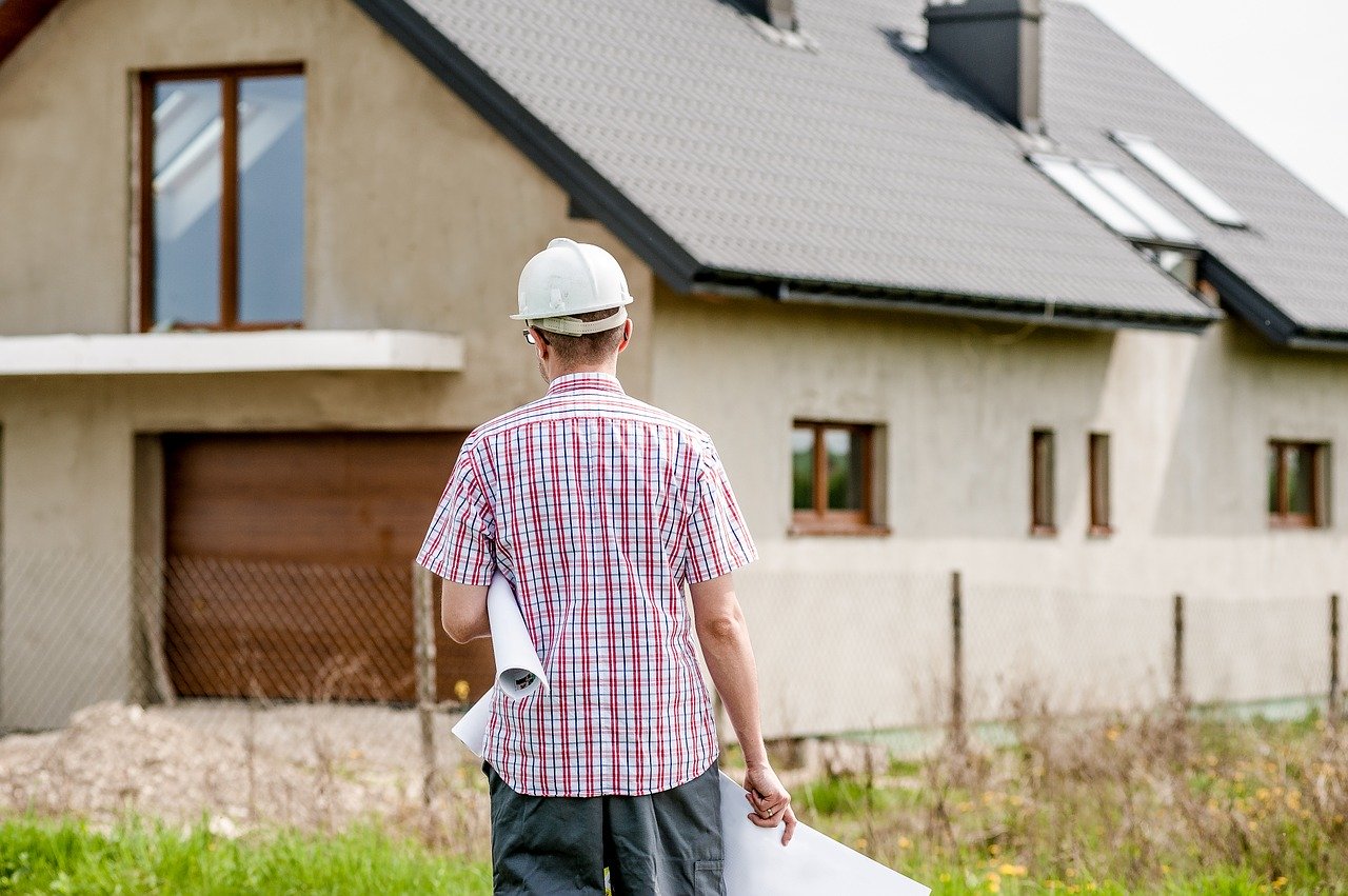 Architetto che guarda casa per eseguire dei lavori